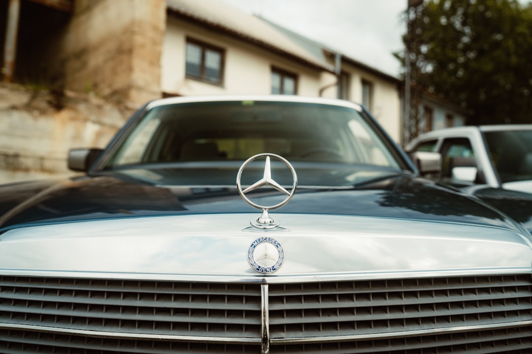 De charme van een Mercedes oldtimer op de weg